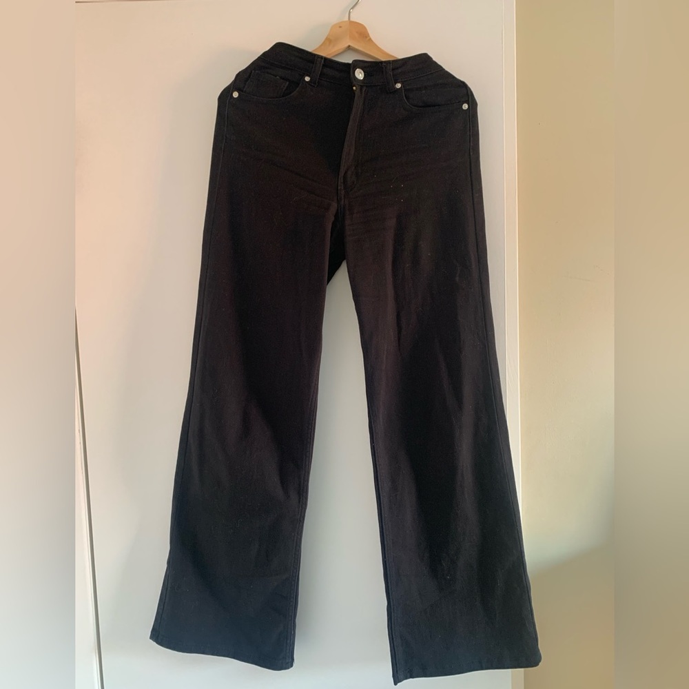 H&M black wide leg jeans. High Rise size 4 US